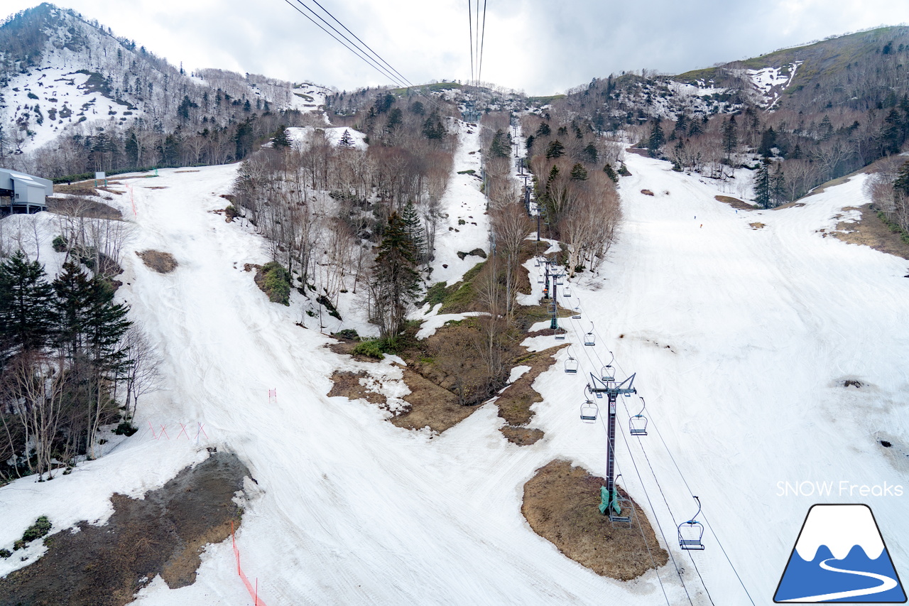 富良野スキー場｜60周年となった2022-2023シーズンの営業は、5月3日（水）まで。融雪が進む中でも懸命のゲレンデ作り…。ありがとう、富良野スキー場！